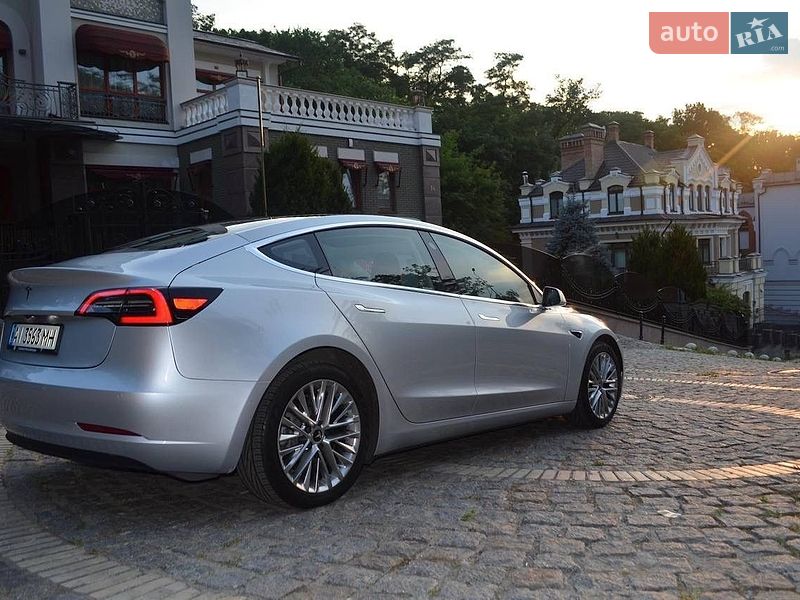 Седан Tesla Model 3 2018 в Львове