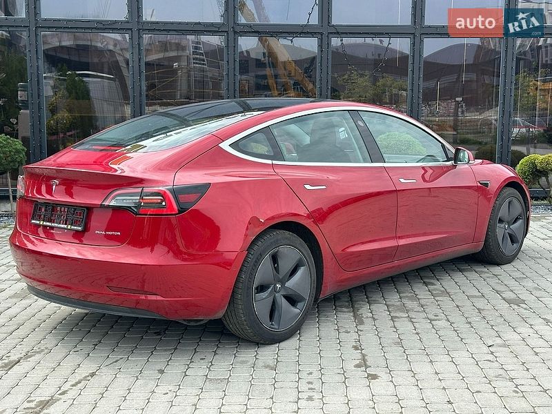 Седан Tesla Model 3 2018 в Львові