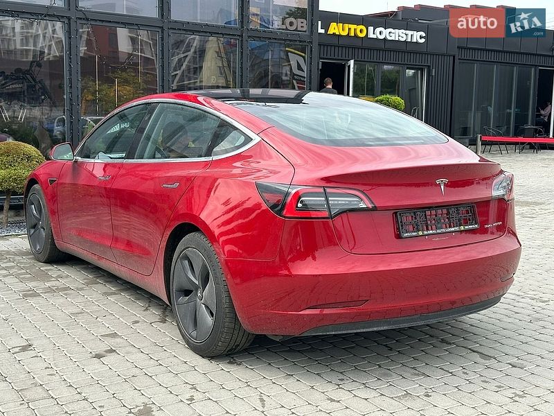 Седан Tesla Model 3 2018 в Львове