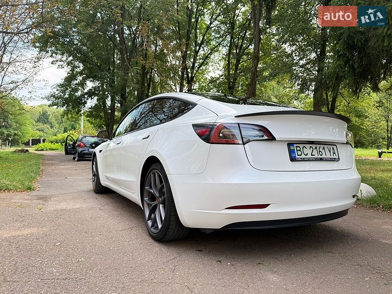 Седан Tesla Model 3 2021 в Калуше
