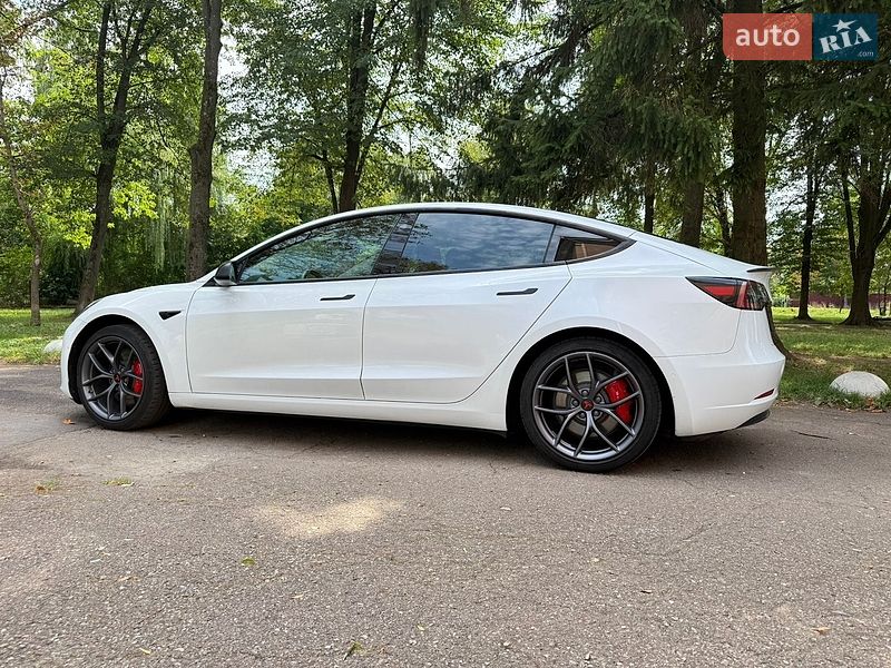 Седан Tesla Model 3 2021 в Калуше