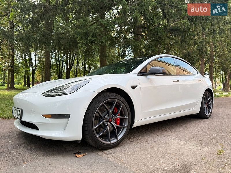 Седан Tesla Model 3 2021 в Калуше