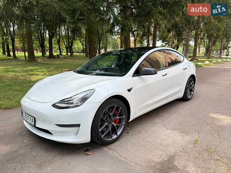 Седан Tesla Model 3 2021 в Калуше