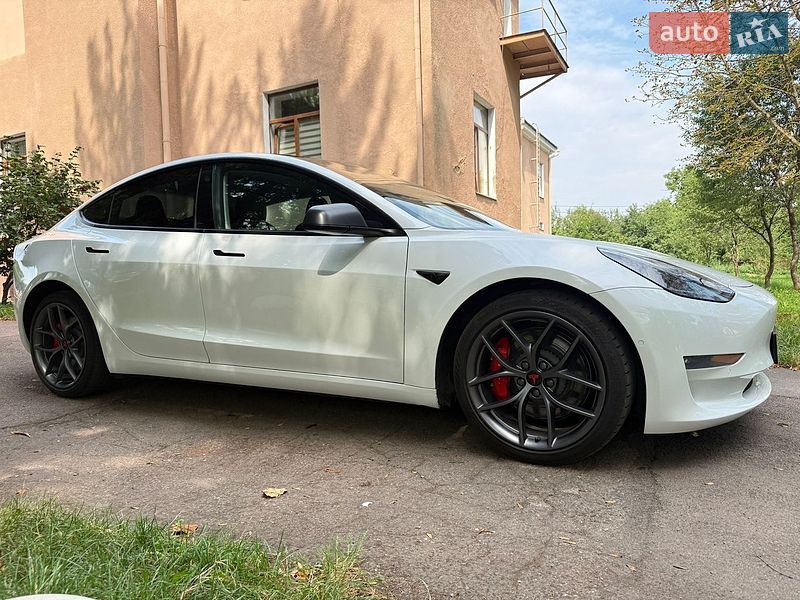 Седан Tesla Model 3 2021 в Калуше