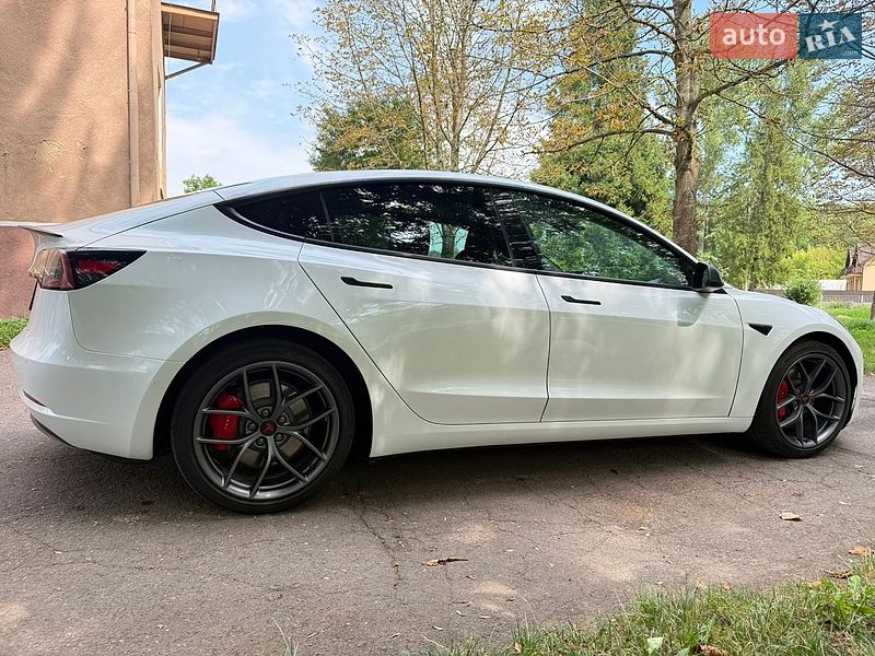 Седан Tesla Model 3 2021 в Калуше