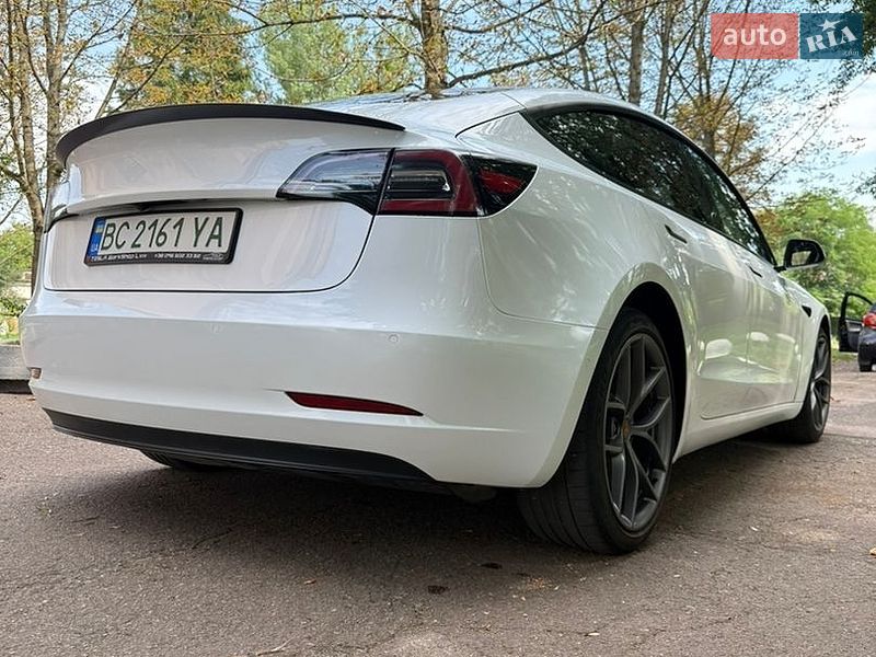 Седан Tesla Model 3 2021 в Калуше