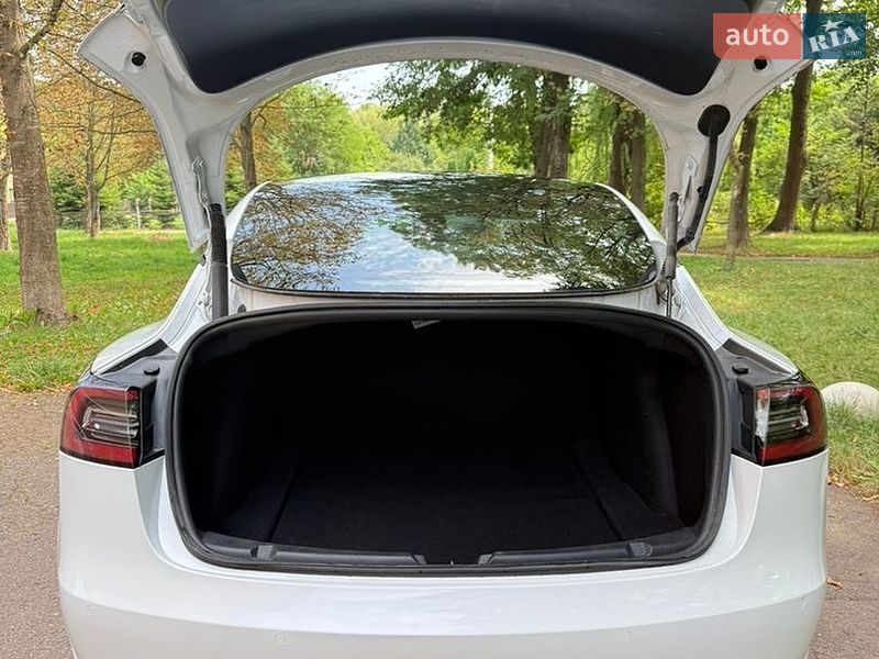 Седан Tesla Model 3 2021 в Калуше