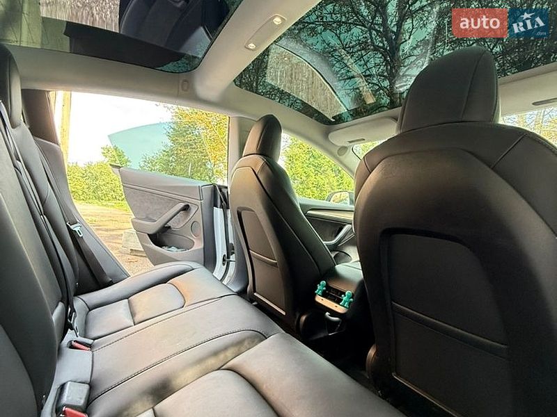 Седан Tesla Model 3 2021 в Калуше