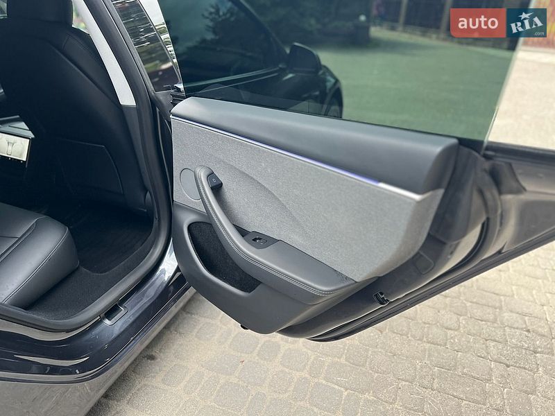 Седан Tesla Model 3 2025 в Самборі