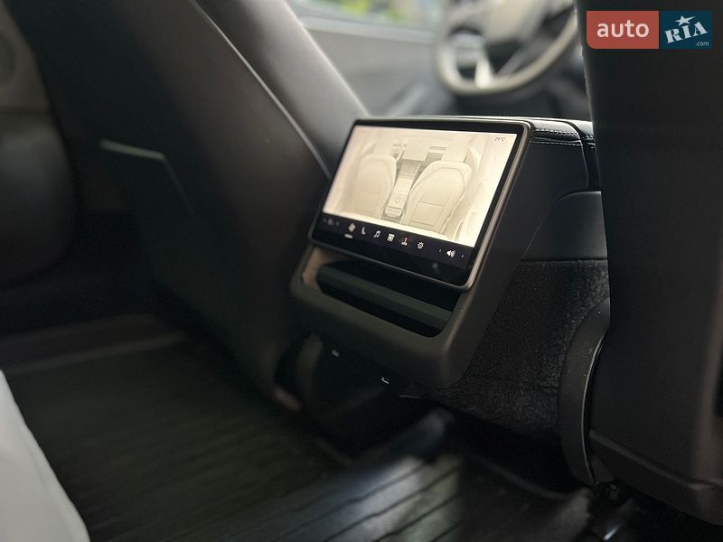 Седан Tesla Model 3 2025 в Самборі