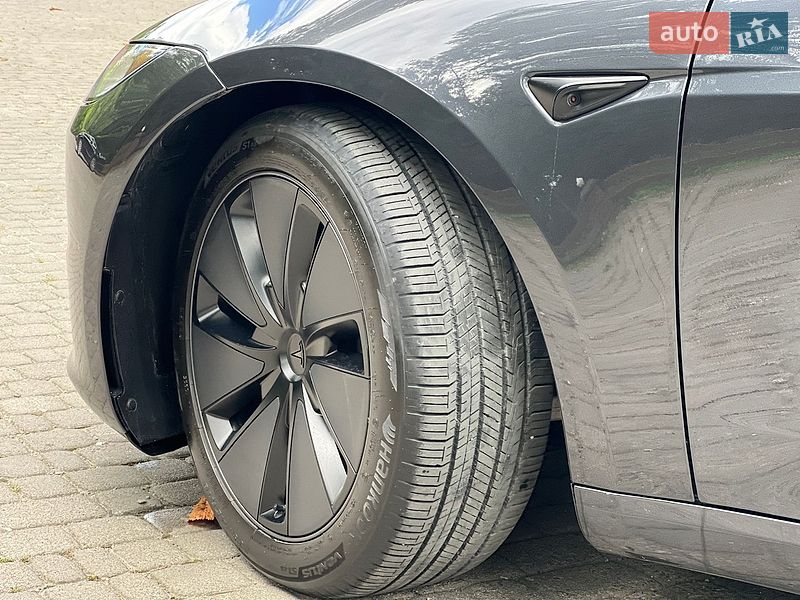 Седан Tesla Model 3 2025 в Самборі