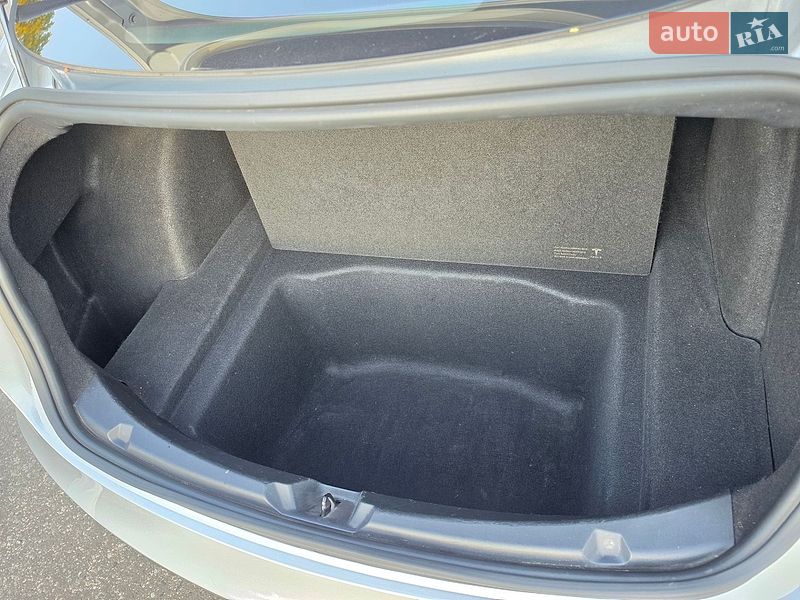 Седан Tesla Model 3 2018 в Дніпрі