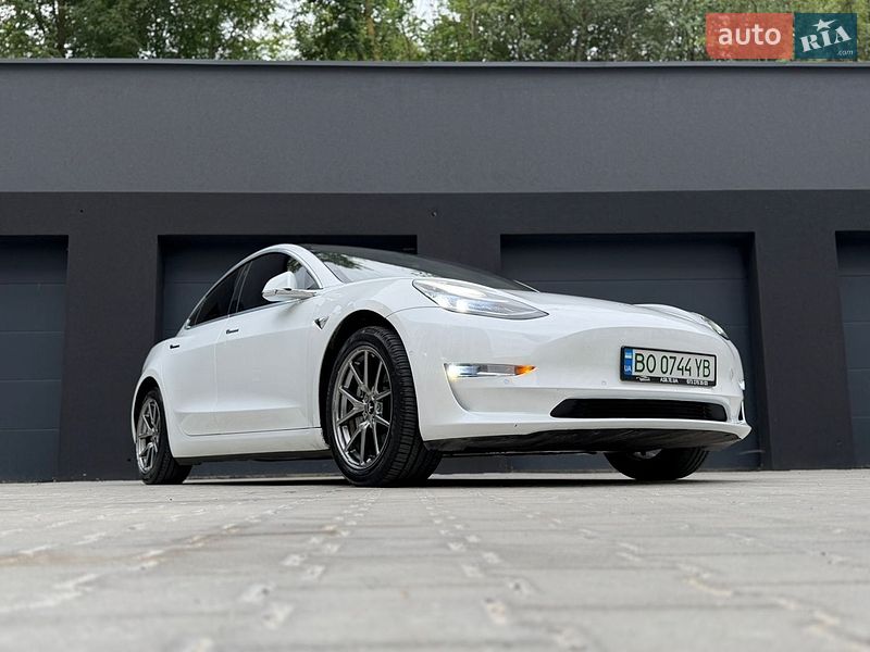 Седан Tesla Model 3 2018 в Тернополі