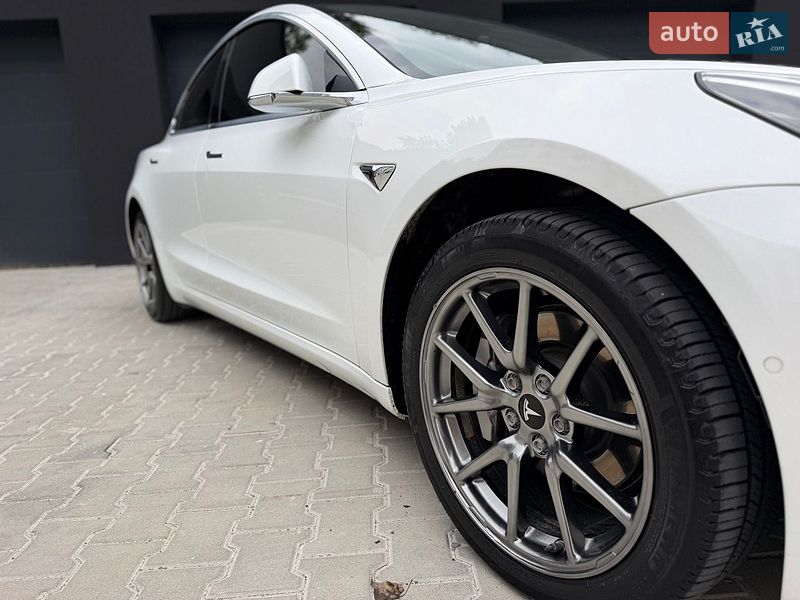Седан Tesla Model 3 2018 в Тернополі