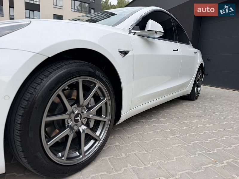 Седан Tesla Model 3 2018 в Тернополе