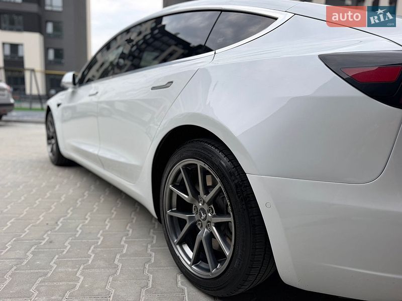 Седан Tesla Model 3 2018 в Тернополі