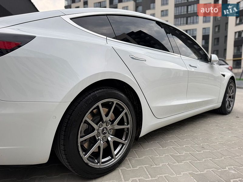 Седан Tesla Model 3 2018 в Тернополі