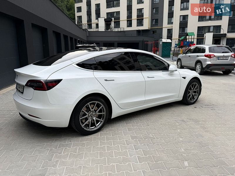 Седан Tesla Model 3 2018 в Тернополі