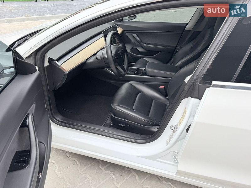 Седан Tesla Model 3 2018 в Тернополе