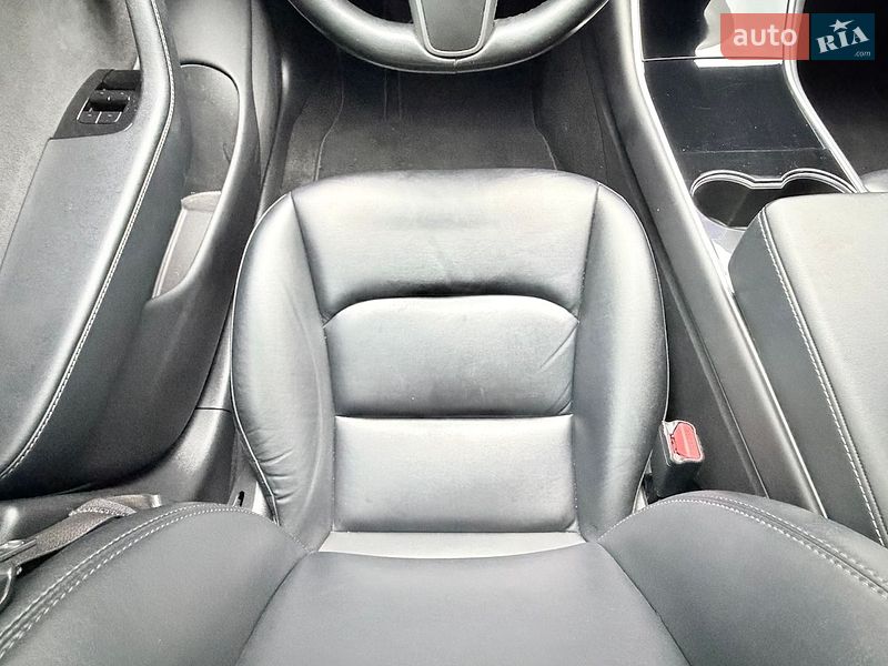 Седан Tesla Model 3 2018 в Тернополе
