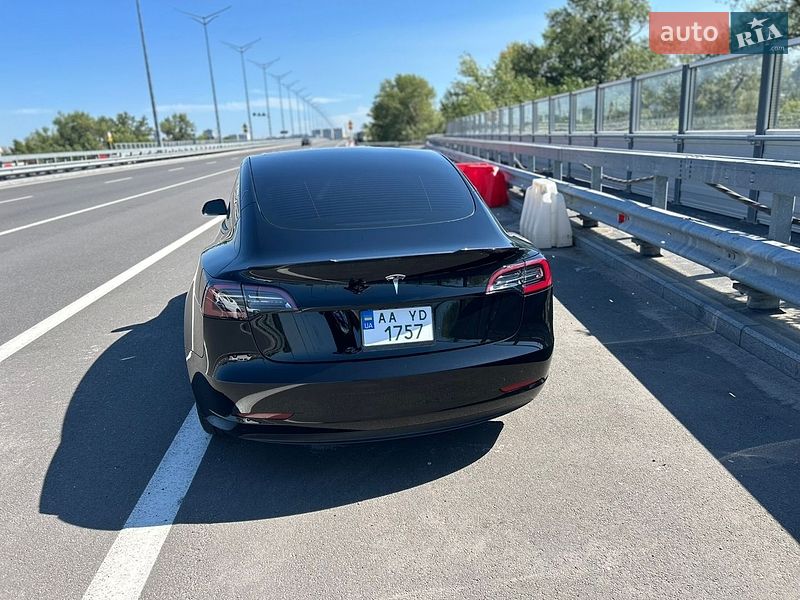 Седан Tesla Model 3 2023 в Киеве