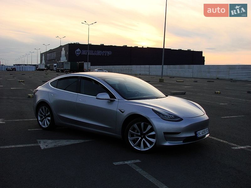 Седан Tesla Model 3 2018 в Львове