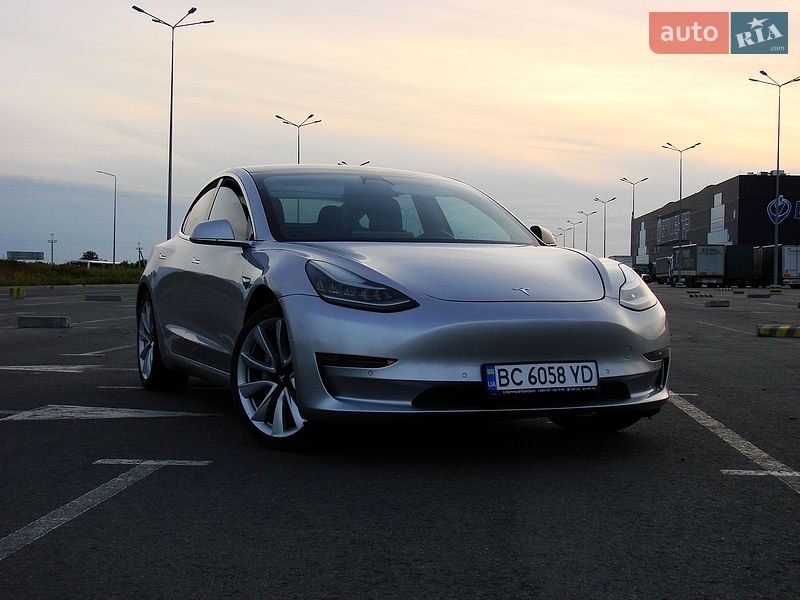 Седан Tesla Model 3 2018 в Львове