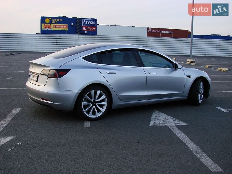 Седан Tesla Model 3 2018 в Львове