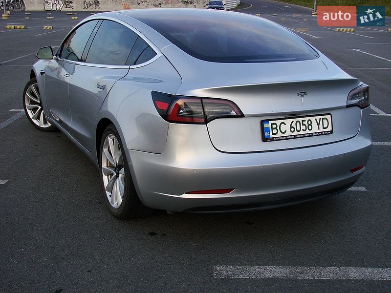 Седан Tesla Model 3 2018 в Львове