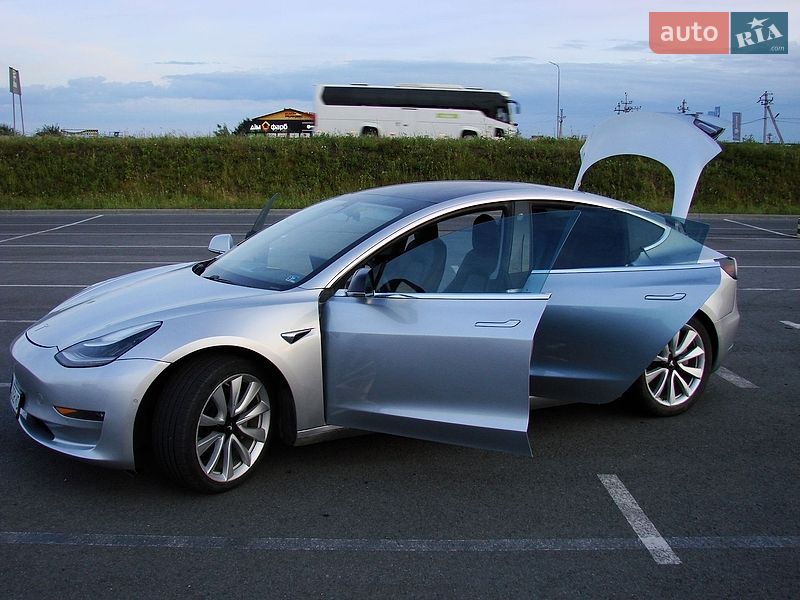 Седан Tesla Model 3 2018 в Львове