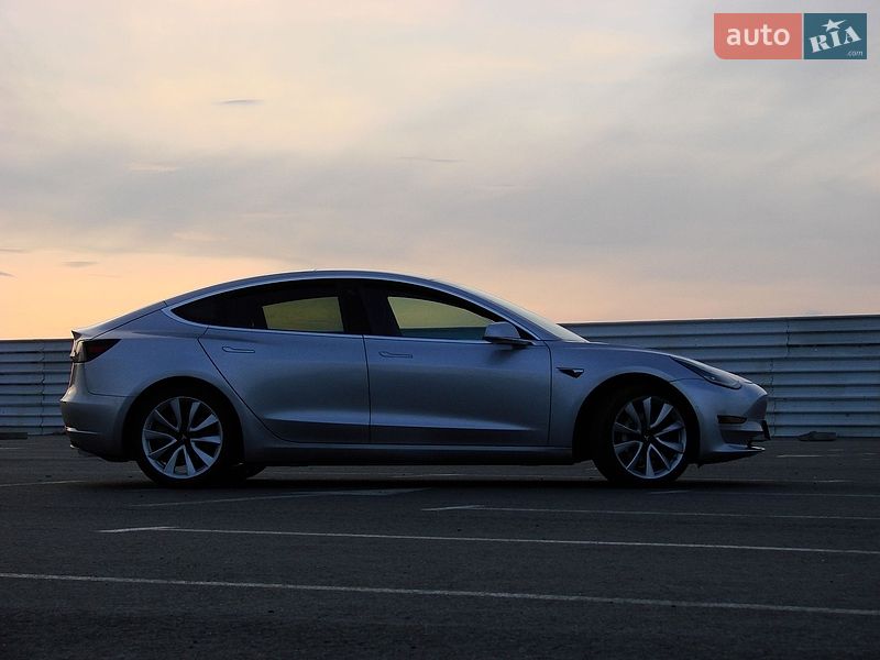 Седан Tesla Model 3 2018 в Львове