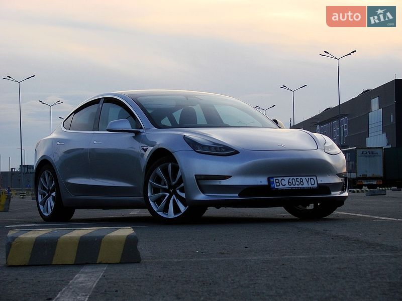 Седан Tesla Model 3 2018 в Львове