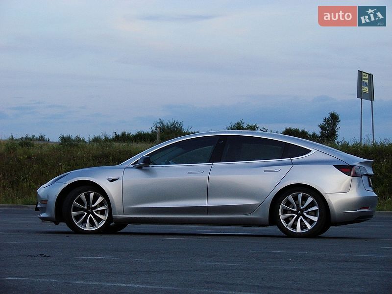 Седан Tesla Model 3 2018 в Львове