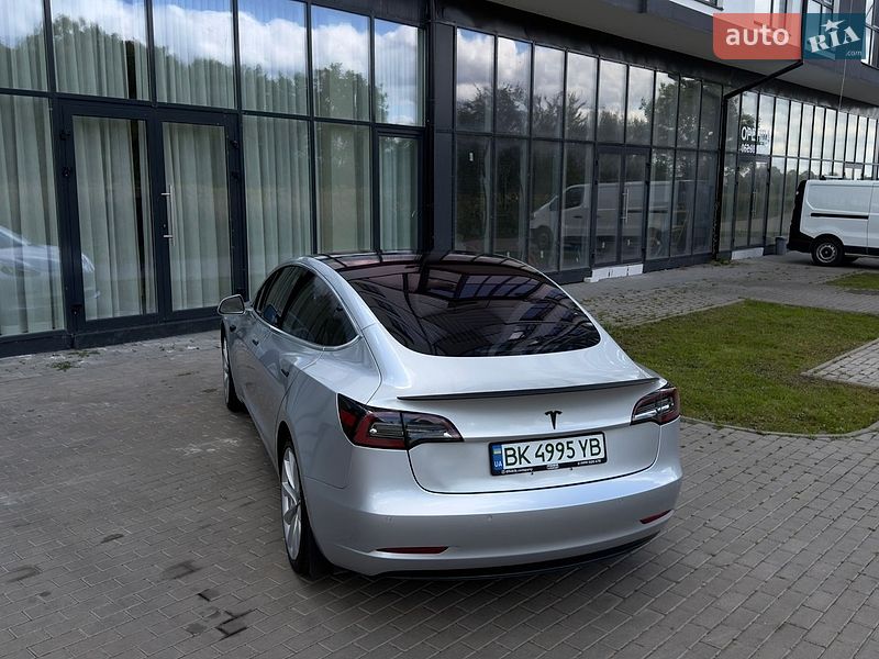 Седан Tesla Model 3 2018 в Рівному