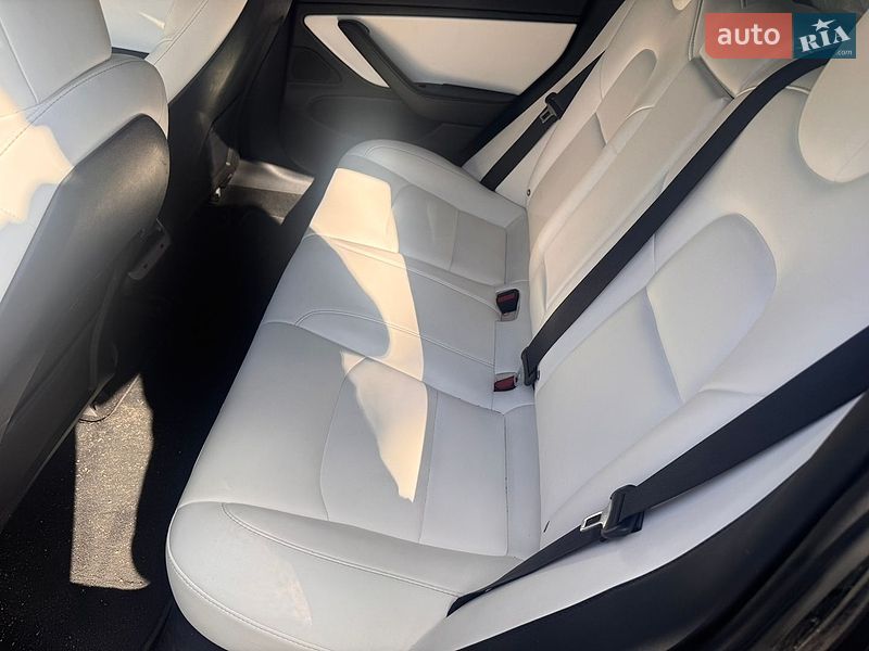 Седан Tesla Model 3 2018 в Львове