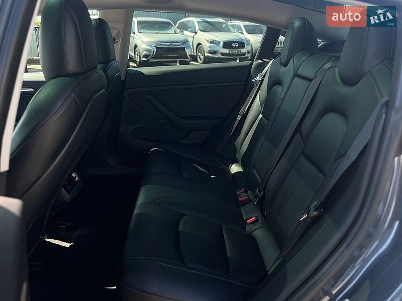 Седан Tesla Model 3 2022 в Мукачевому