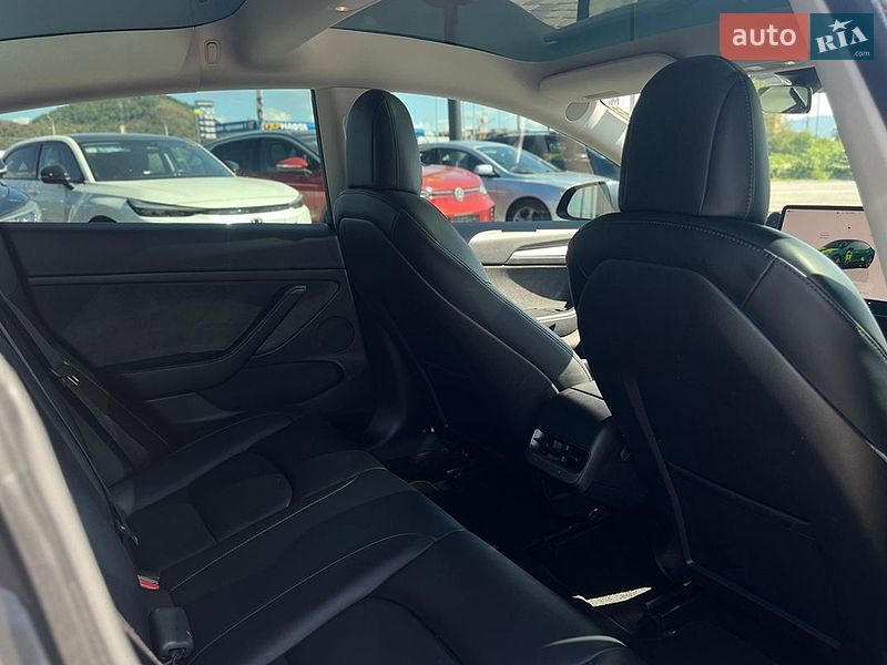 Седан Tesla Model 3 2022 в Мукачевому