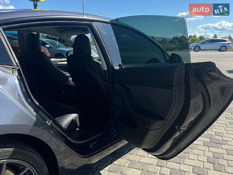 Седан Tesla Model 3 2022 в Мукачевому