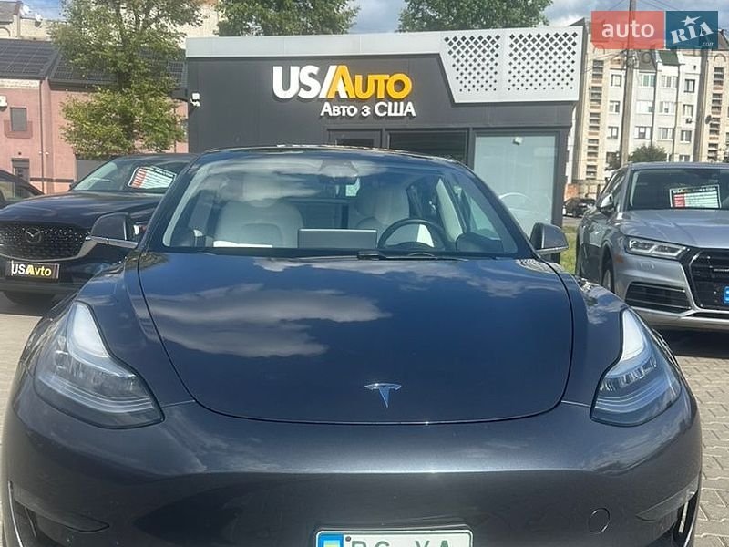 Седан Tesla Model 3 2020 в Шептицькому