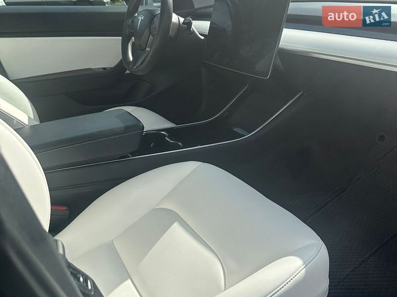 Седан Tesla Model 3 2020 в Шептицькому