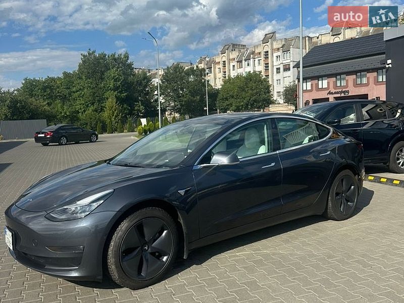 Седан Tesla Model 3 2020 в Шептицькому