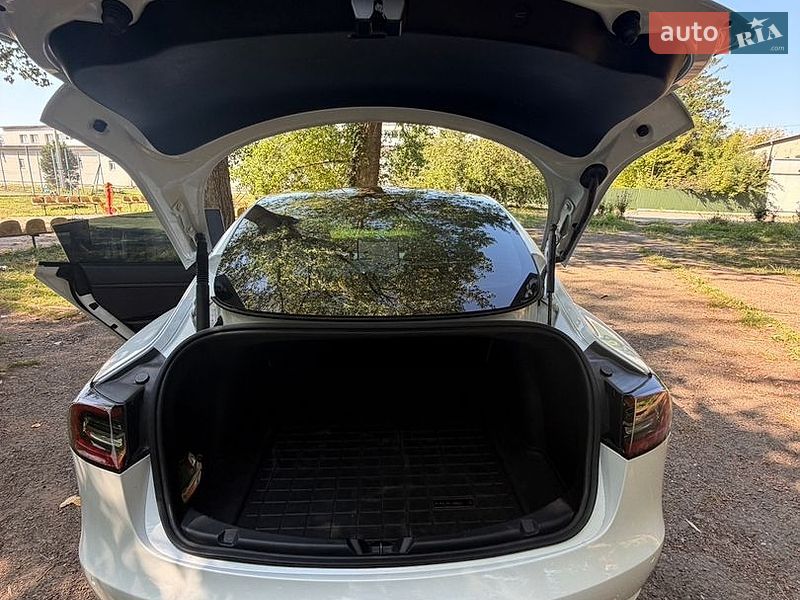 Седан Tesla Model 3 2021 в Львове