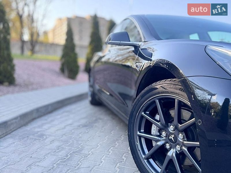 Седан Tesla Model 3 2018 в Киеве