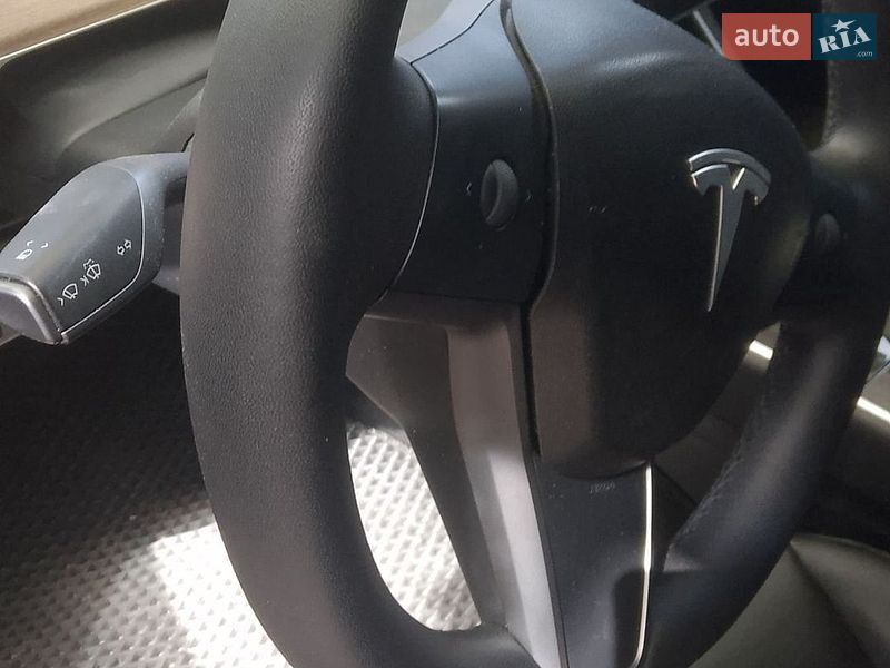 Седан Tesla Model 3 2019 в Києві