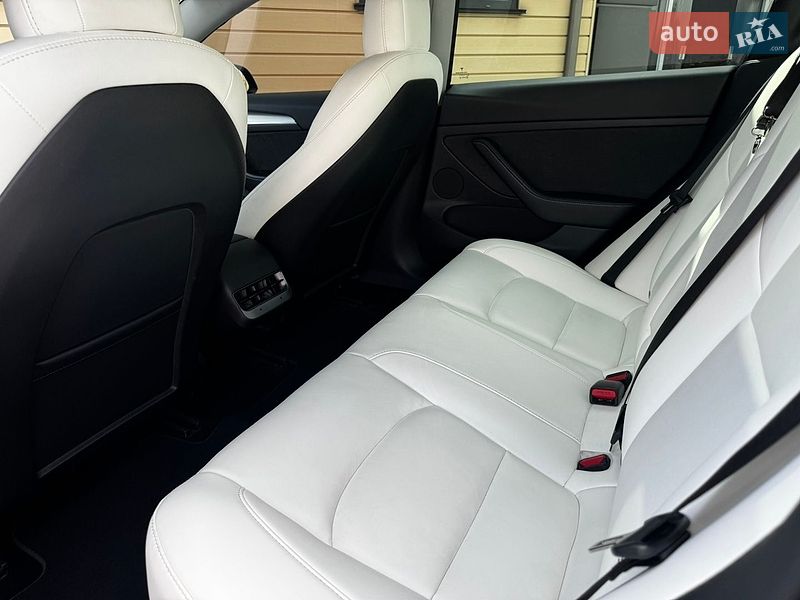 Седан Tesla Model 3 2022 в Киеве