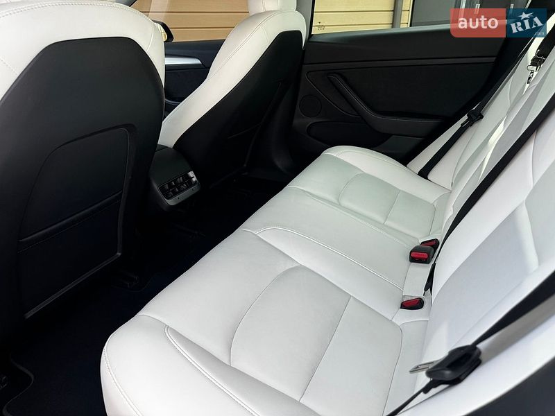 Седан Tesla Model 3 2022 в Киеве