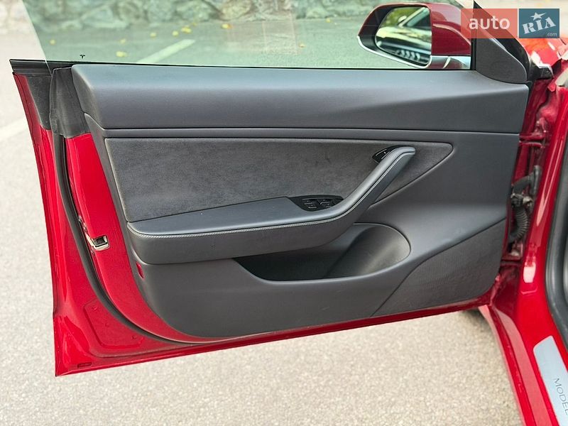 Седан Tesla Model 3 2018 в Виннице