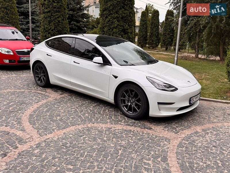 Седан Tesla Model 3 2020 в Львове Седан Tesla Model 3 2020 в Львове