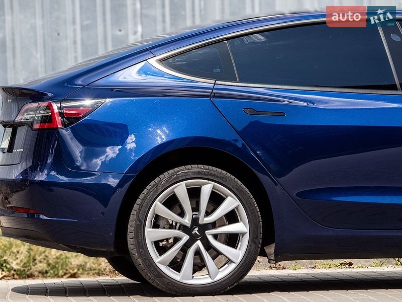 Седан Tesla Model 3 2020 в Львове