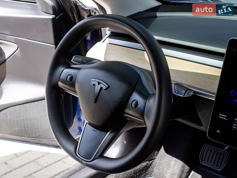 Седан Tesla Model 3 2020 в Львове